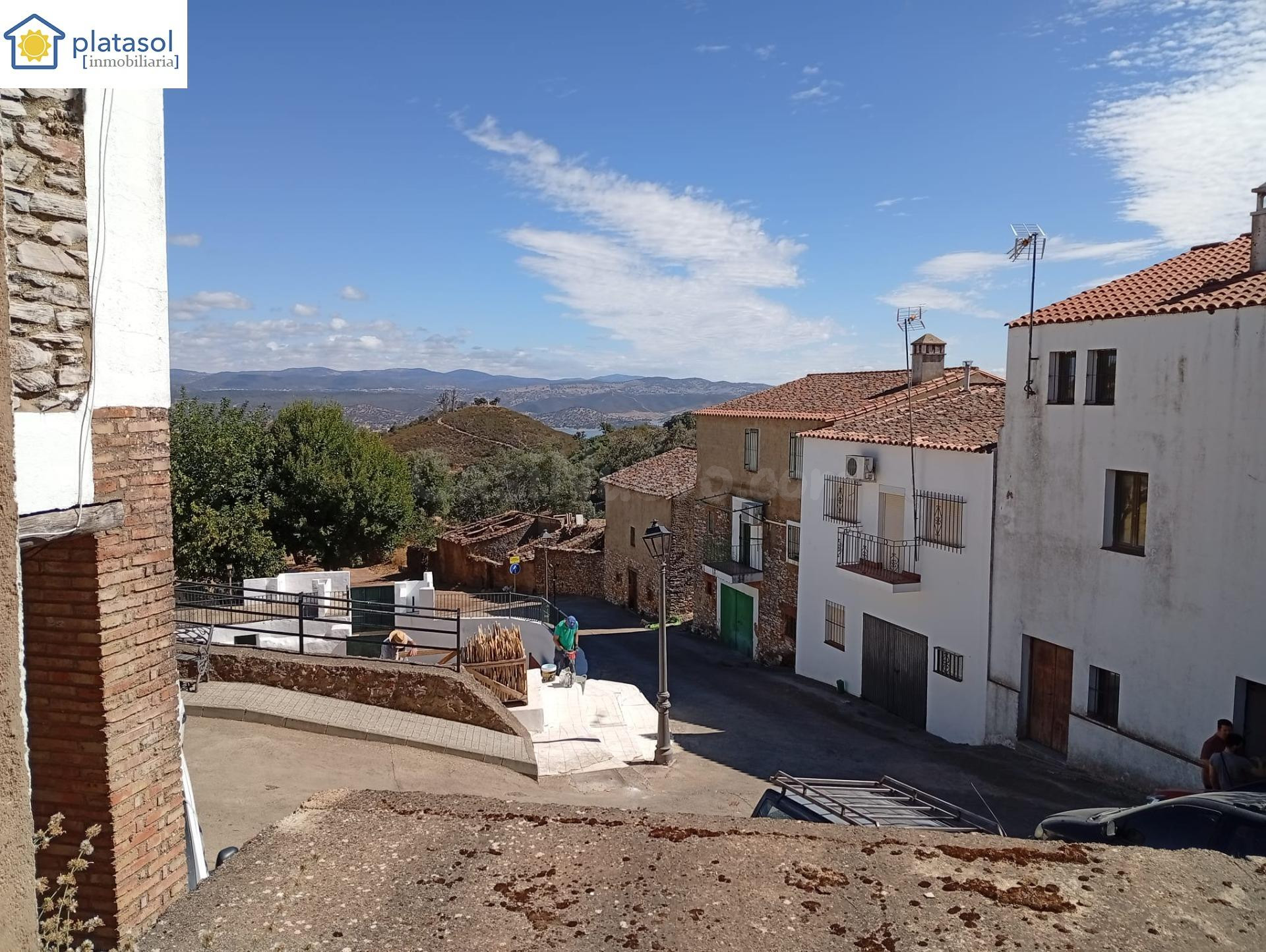 Exclusiva casa en el centro de Corteconcepción para reformar - foto 2