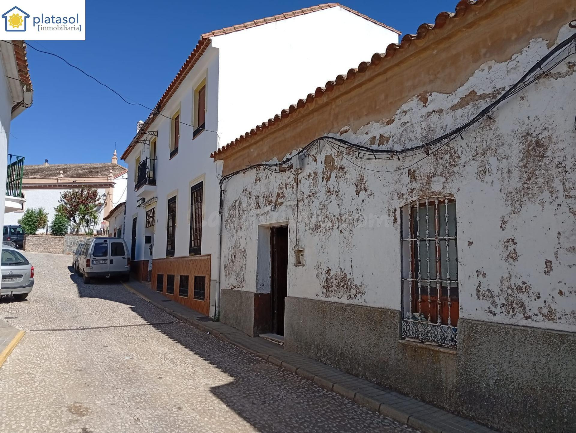 Exclusiva casa en el centro de Corteconcepción para reformar - foto 4