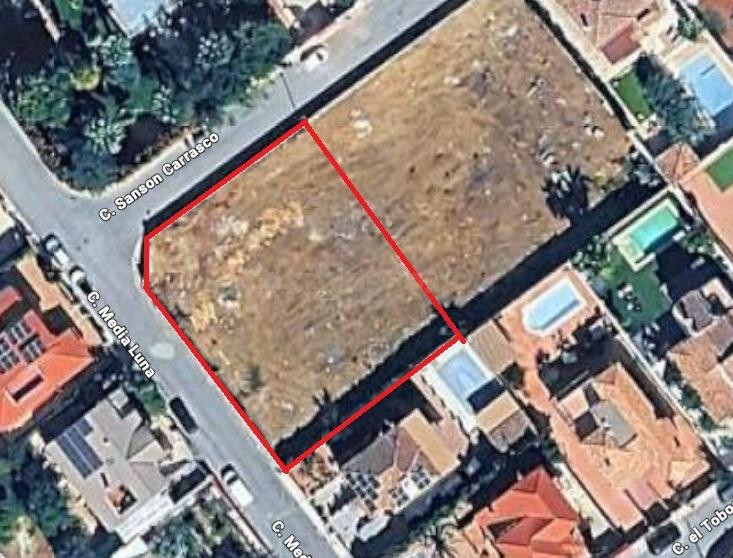 Magnífico solar de 1.002 m2 destinado a chalets individuales