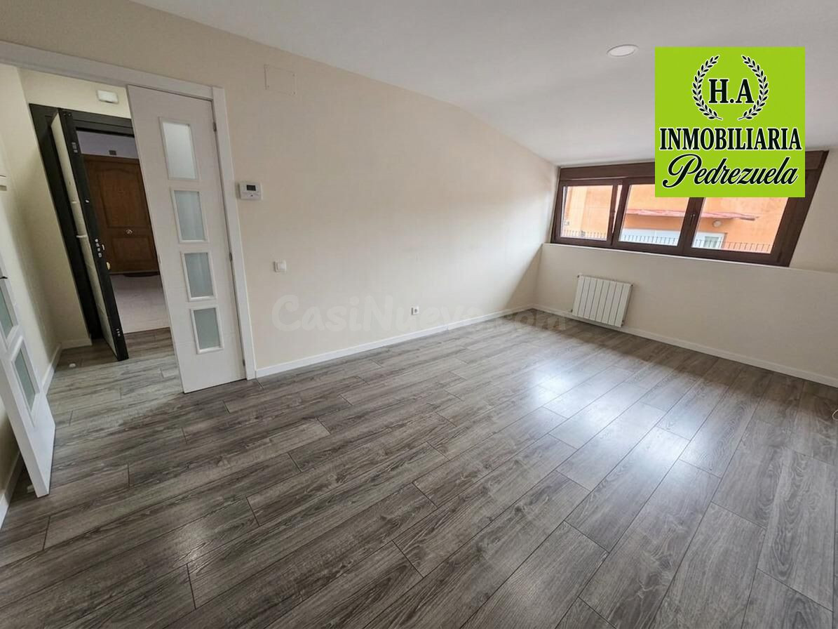 Acogedor Piso con Plaza de Garaje y Ascensor en PEDREZUELA - foto 3