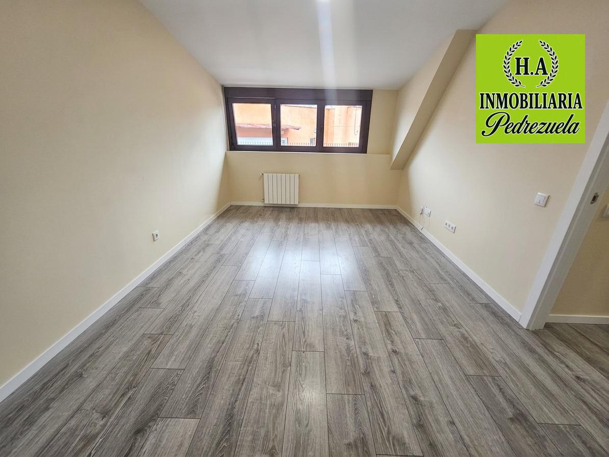 Acogedor Piso con Plaza de Garaje y Ascensor en PEDREZUELA - foto 2