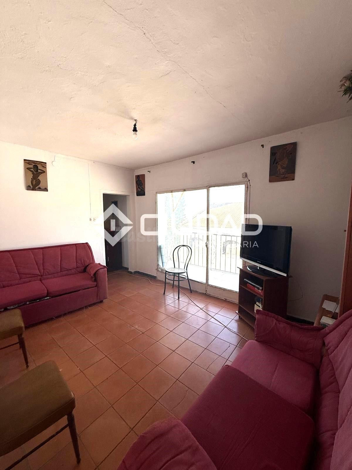 Piso de 3 habitaciones a reformar en Av. de Huelva