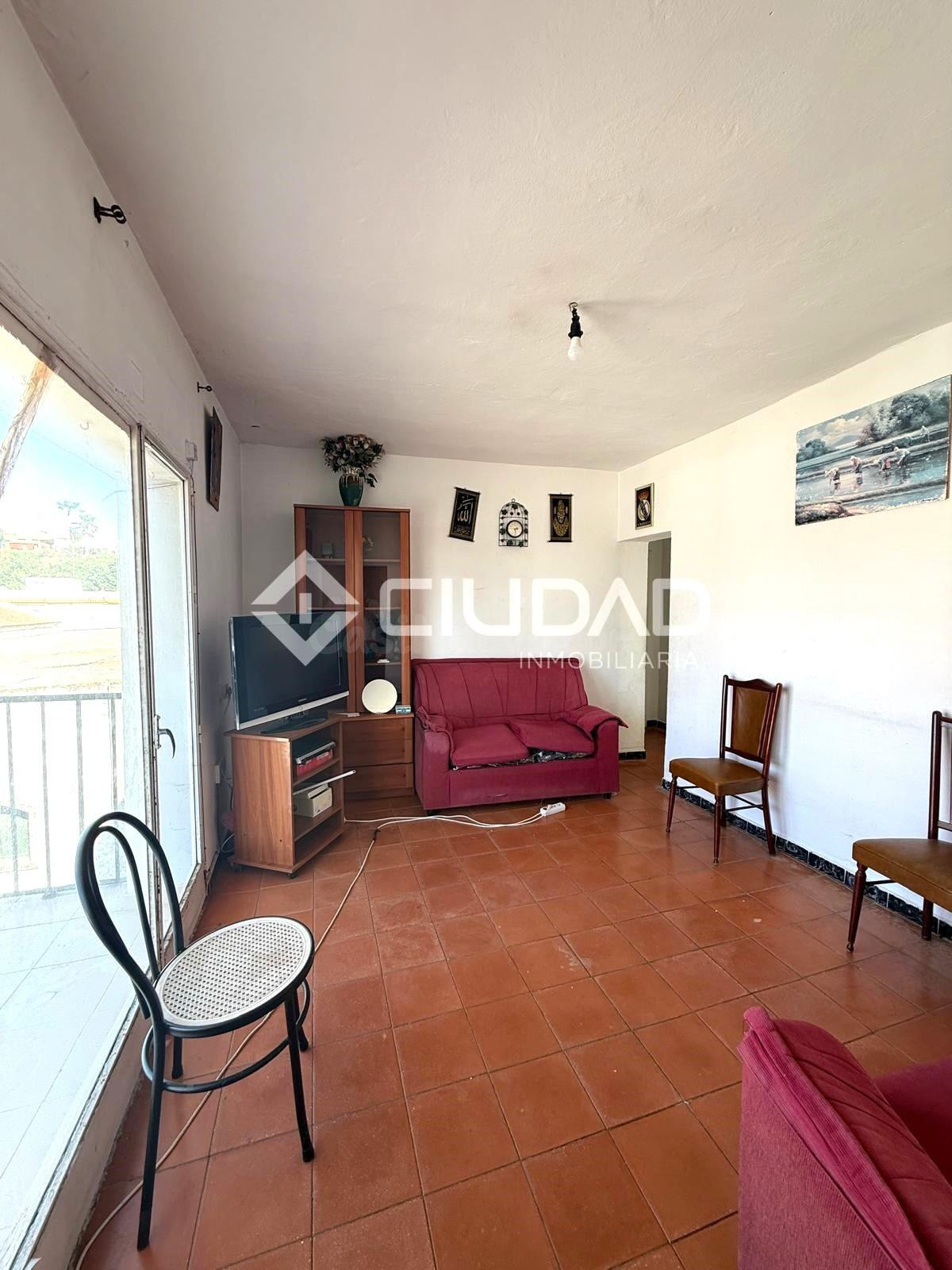 Piso de 3 habitaciones a reformar en Av. de Huelva - foto 2