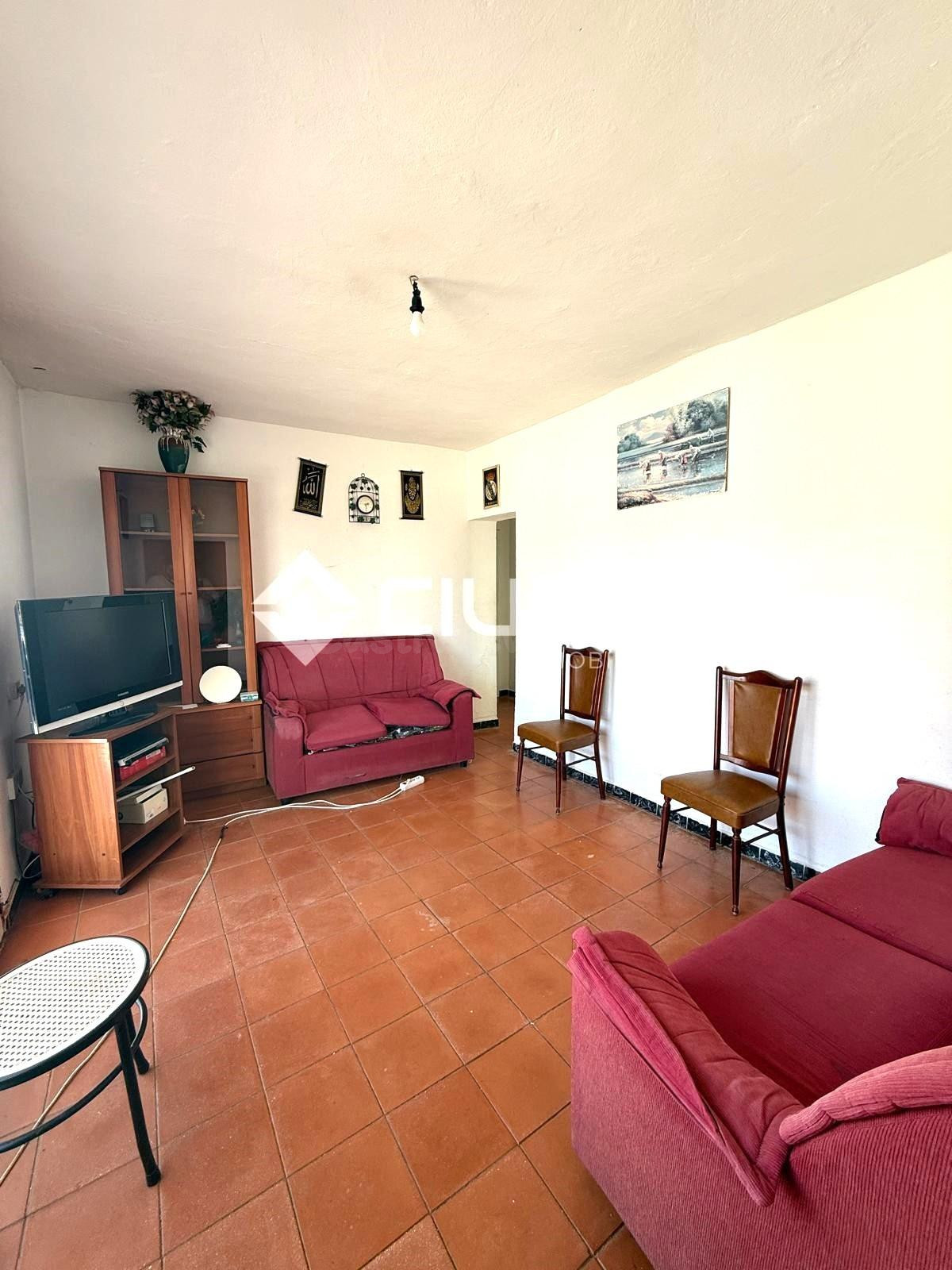 Piso de 3 habitaciones a reformar en Av. de Huelva - foto 3