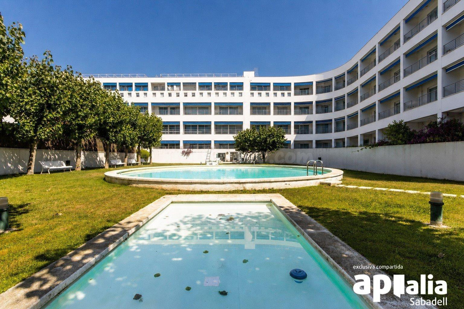 Vivir en “El Barco” de Sabadell: vivienda reformada con pisc - foto 2