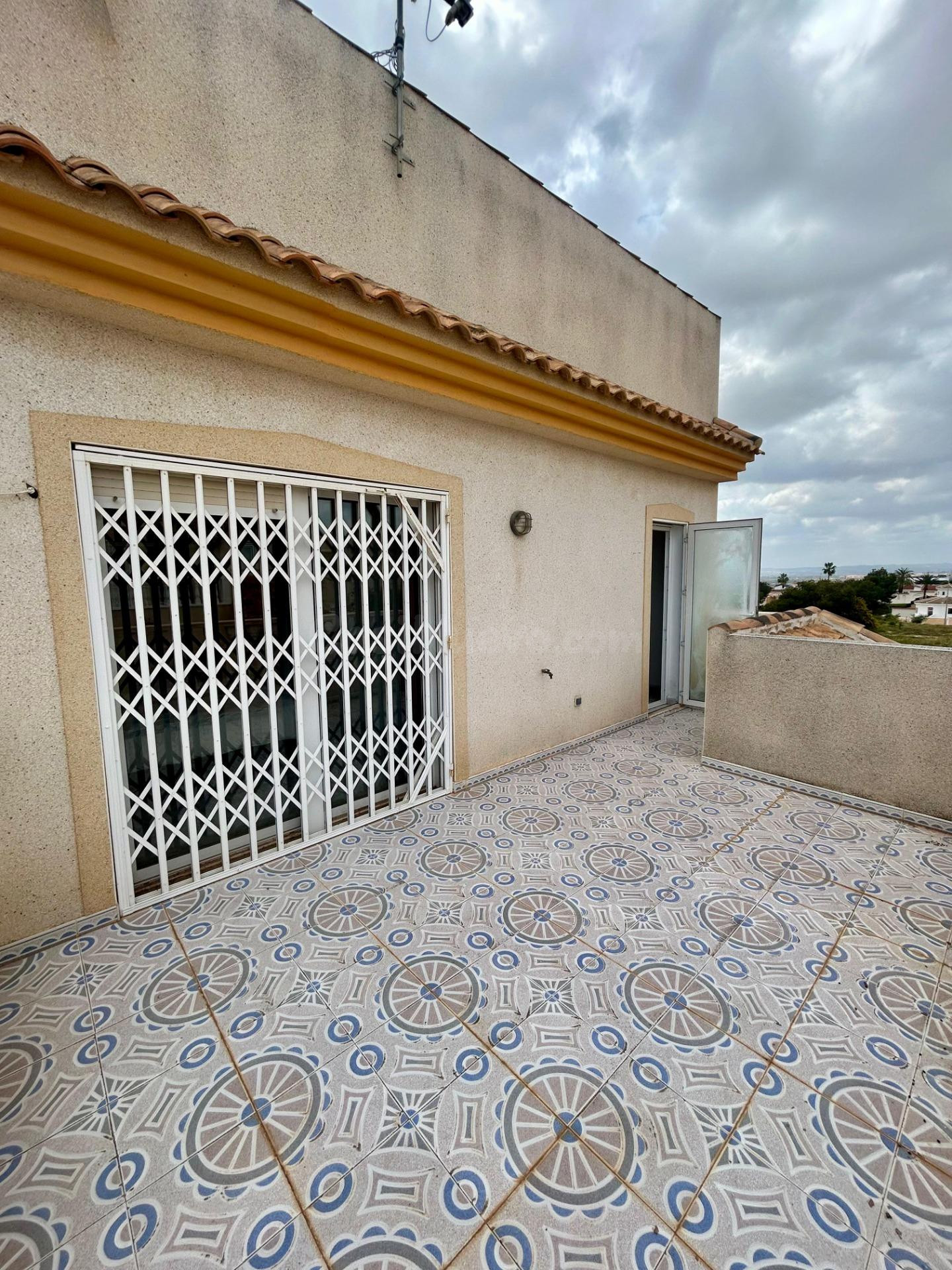 Chalet independiente en Ciudad Quesada con terraza, garaje y - foto 2