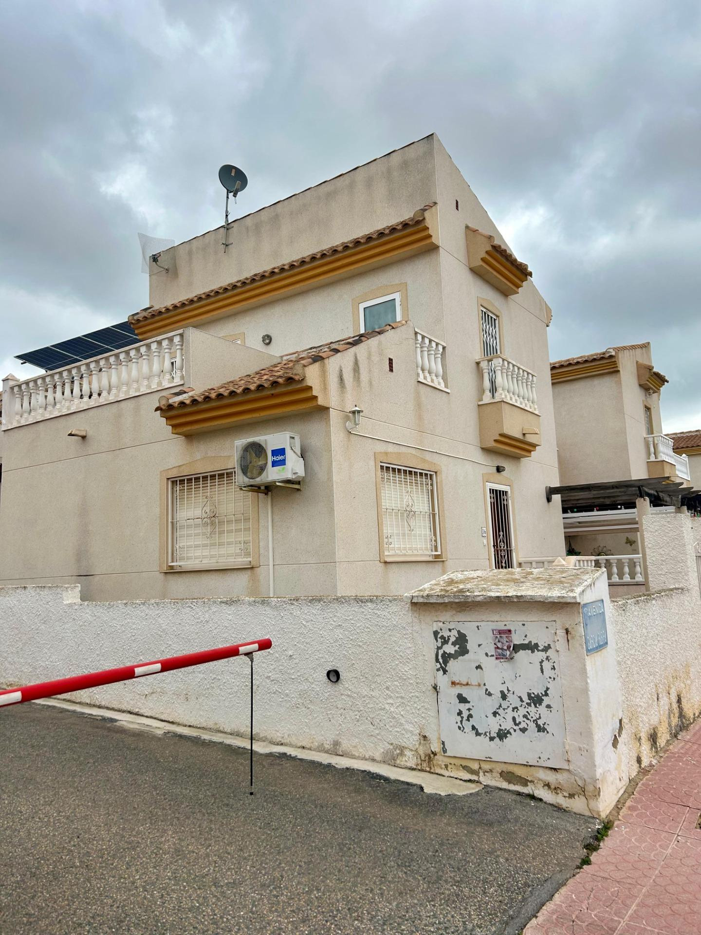 Chalet independiente en Ciudad Quesada con terraza, garaje y - foto 4