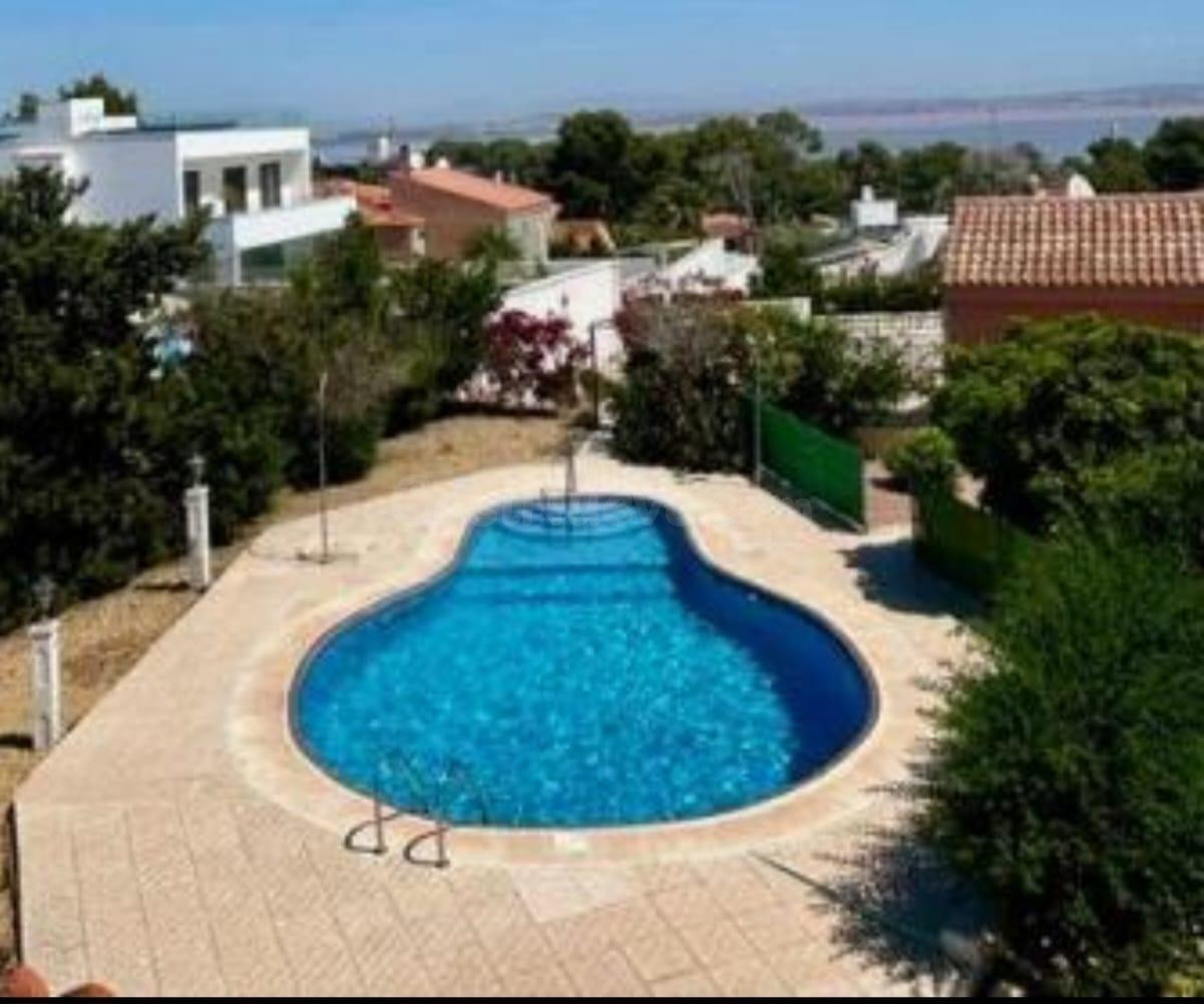 Chalet con parcela de 500 m2 en Los Balcones, sótano, garaje - foto 2
