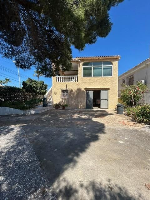 Chalet con parcela de 500 m2 en Los Balcones, sótano, garaje - foto 4