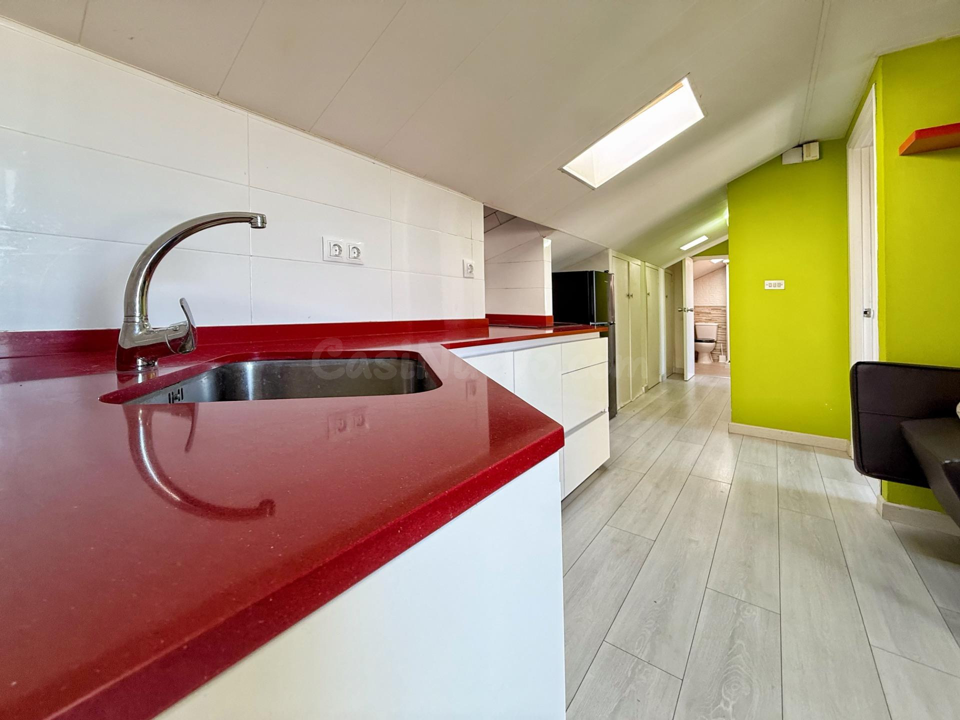 LOCAL ACONDICIONADO COMO VIVIENDA CON VISTAS AL MAR Y LUZ NA - foto 3