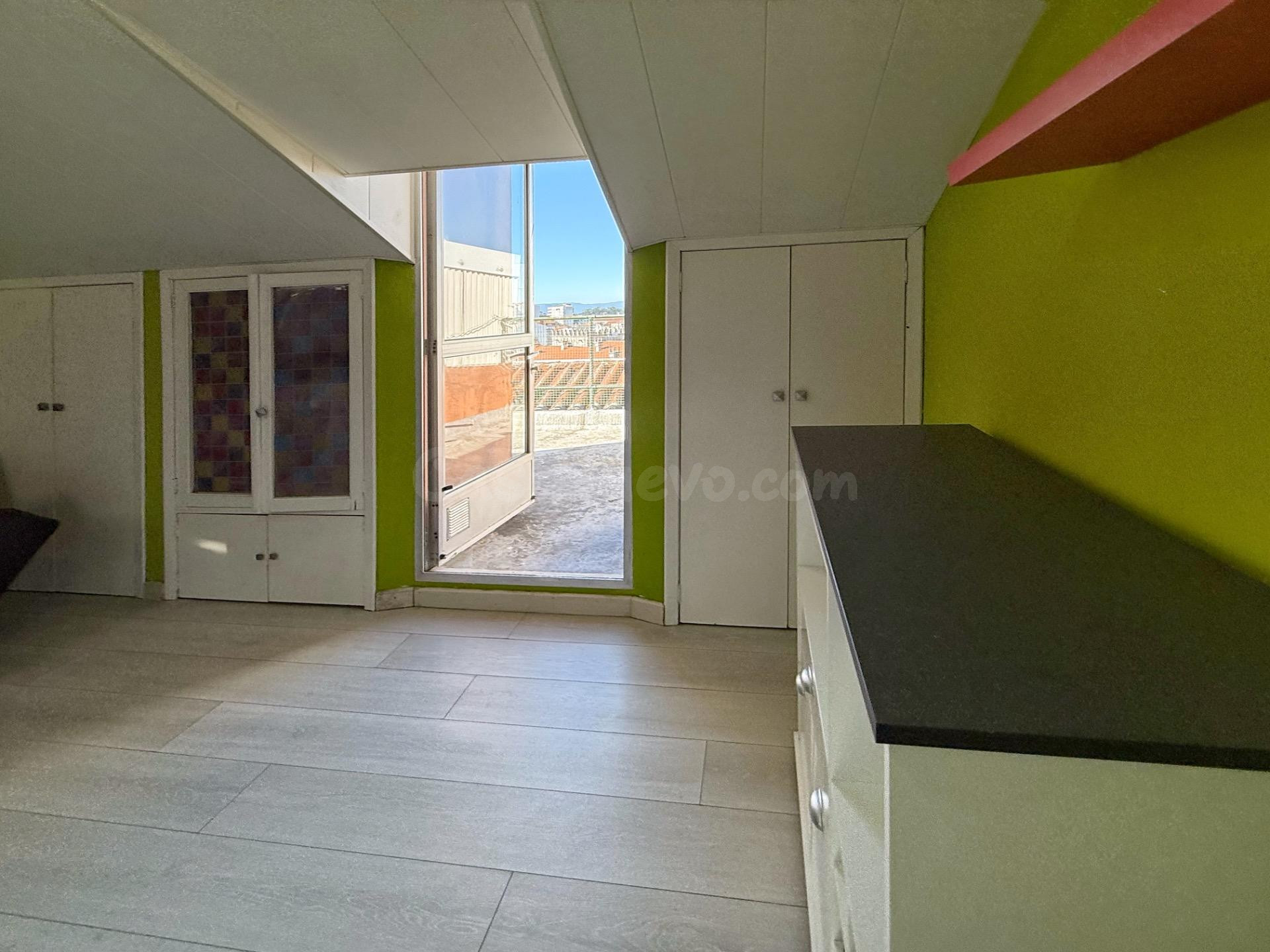LOCAL ACONDICIONADO COMO VIVIENDA CON VISTAS AL MAR Y LUZ NA - foto 4