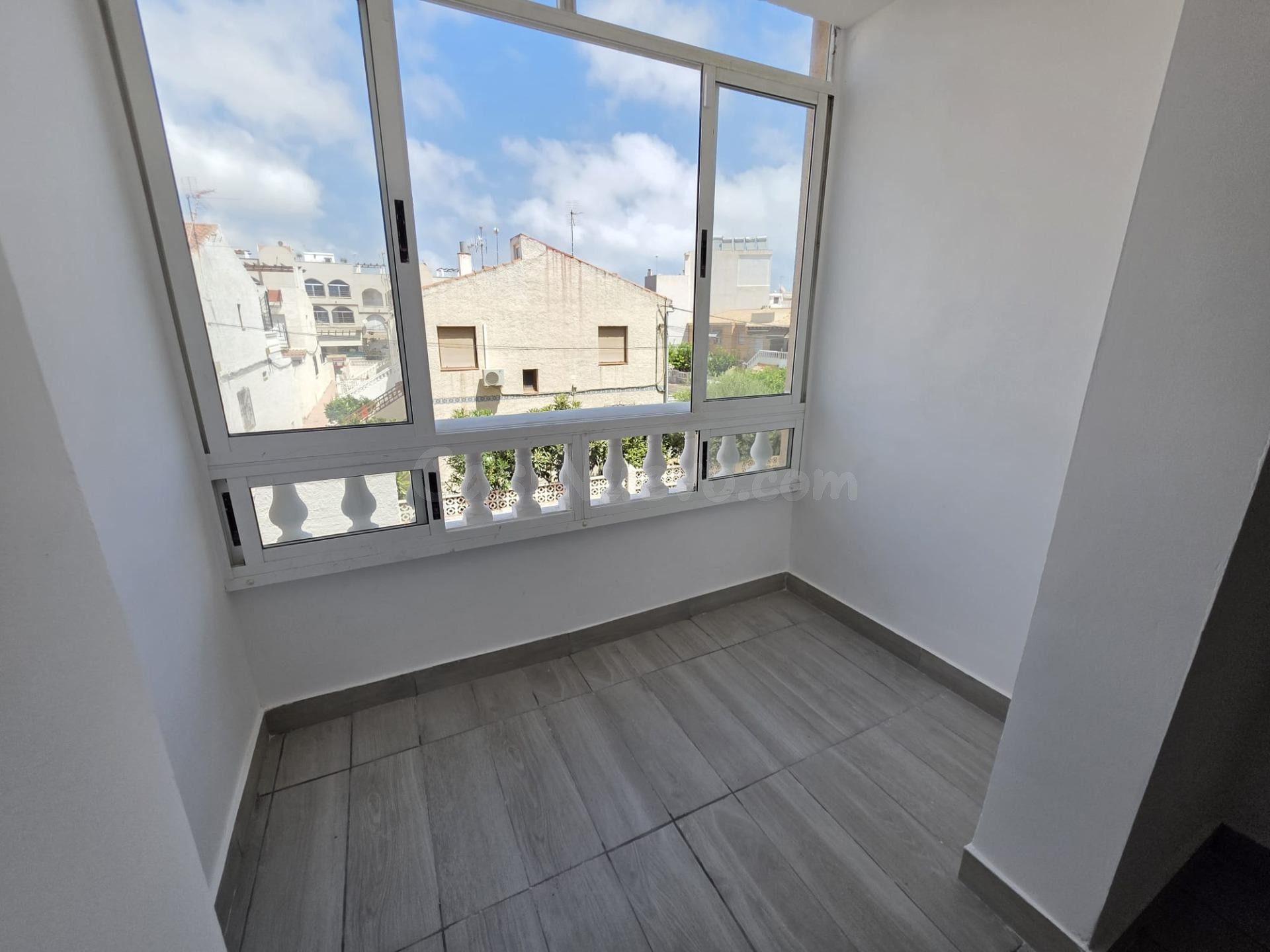 Apartamento Reformado en el Corazón de Torrevieja - ZONA HAB - foto 3