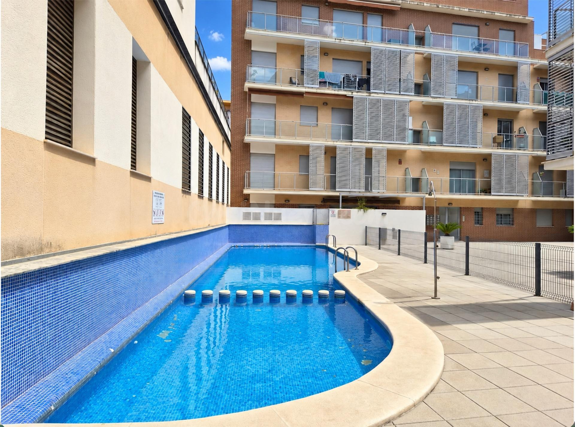 Piso de 4 dormitorios con gran terraza y piscina comunitaria - foto 2