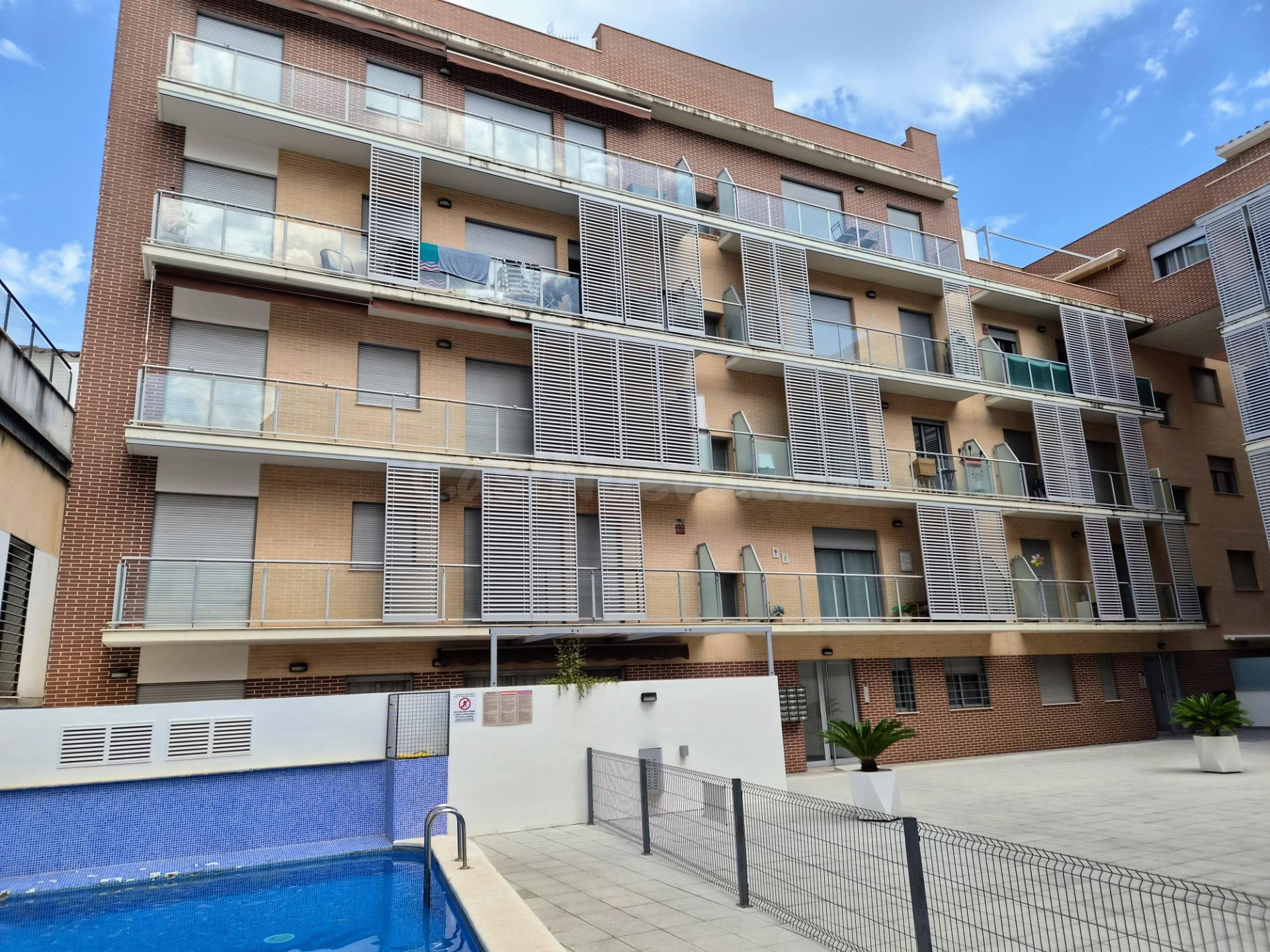 Piso de 4 dormitorios con gran terraza y piscina comunitaria - foto 3