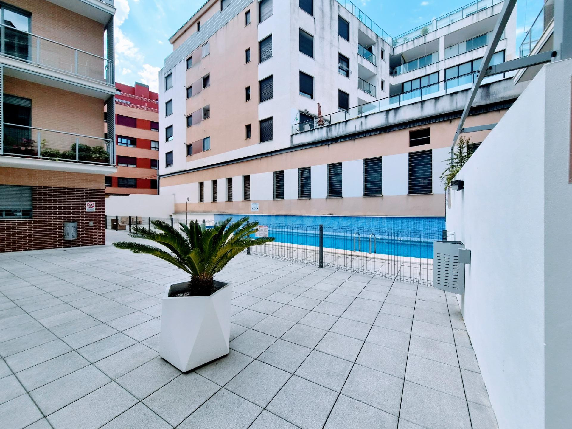 Piso de 4 dormitorios con gran terraza y piscina comunitaria - foto 4