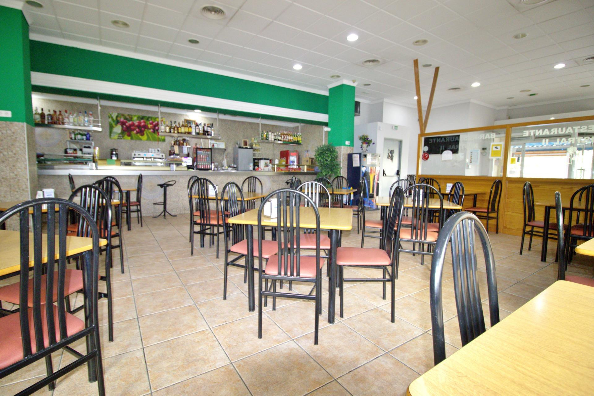 LOCAL RESTAURANTE CON TERRAZA Y CLIENTELA CONSOLIDADA