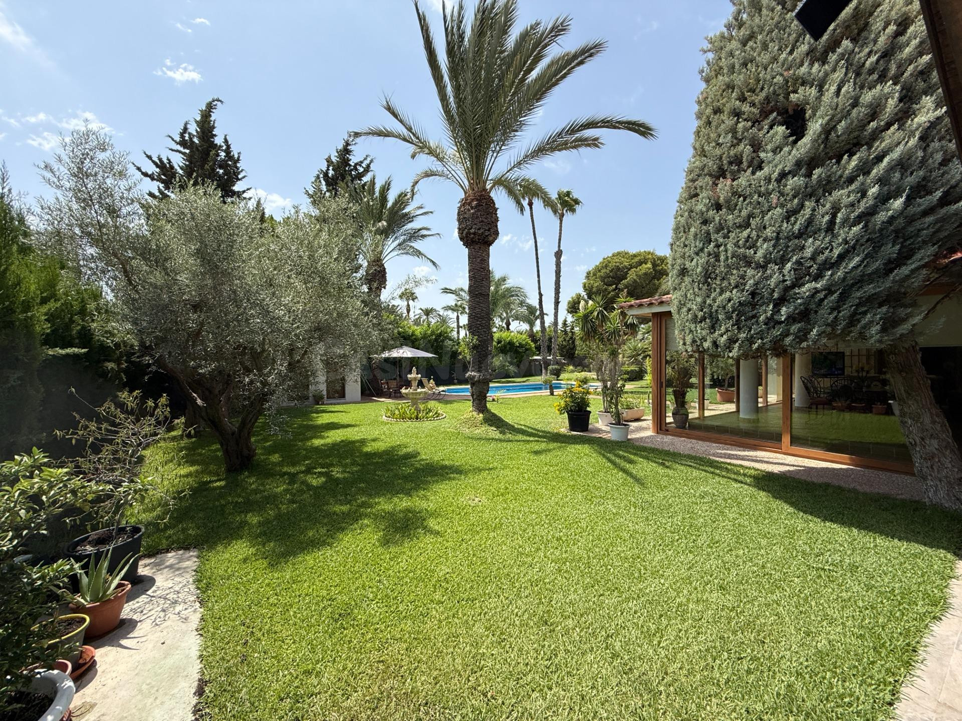 Exclusivo chalet Independiente en urbanización privada - foto 3