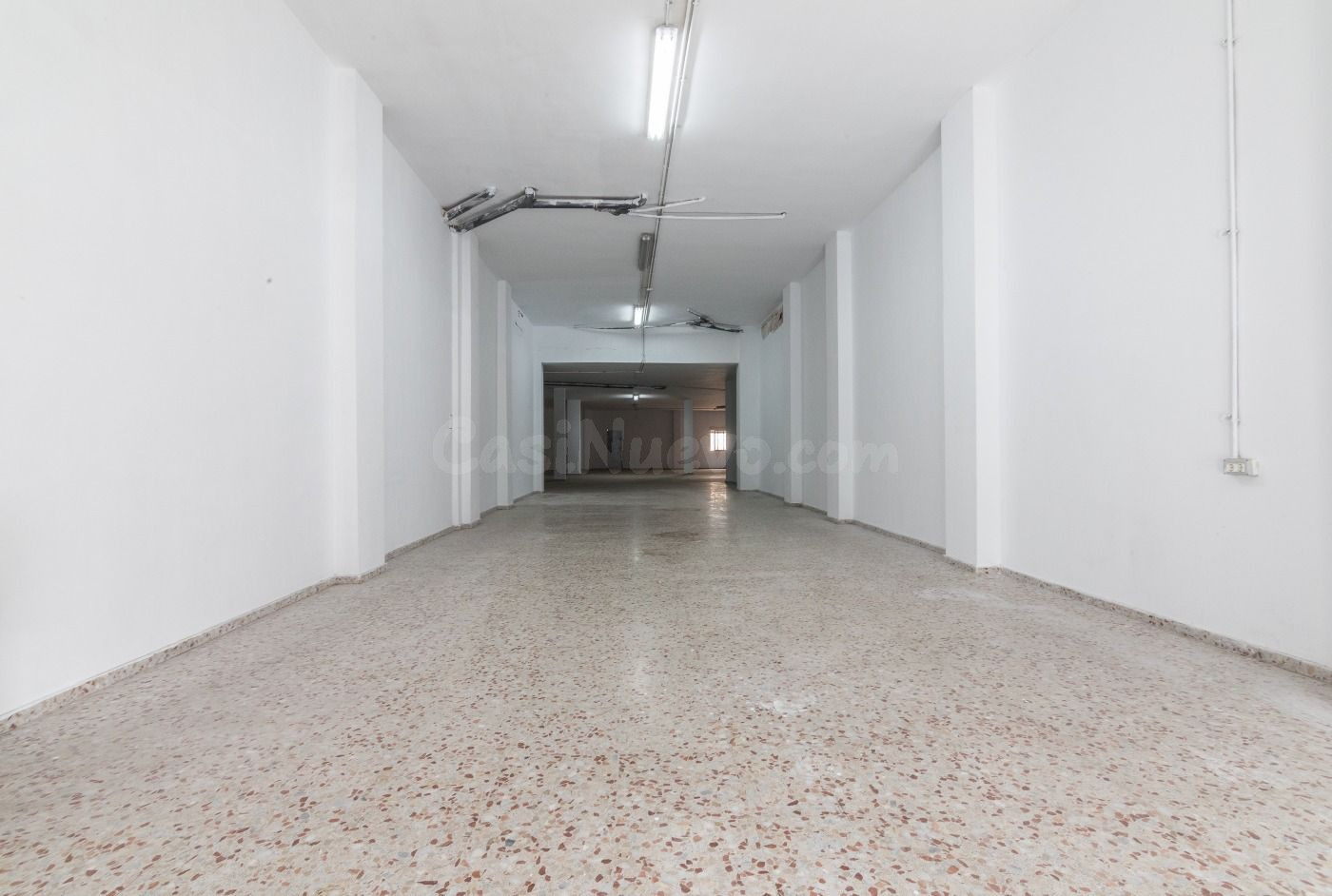 LOCAL COMERCIAL DE 400 METROS EN ALQUILER CON PATIO Y TERRAZ - foto 4