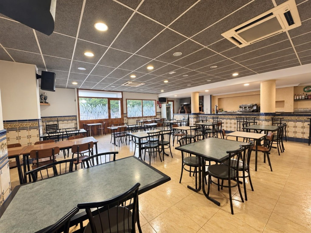 OPORTUNIDAD EN NAVARCLES: BAR RESTAURANTE EN FUNCIONAMIENTO  - foto 2