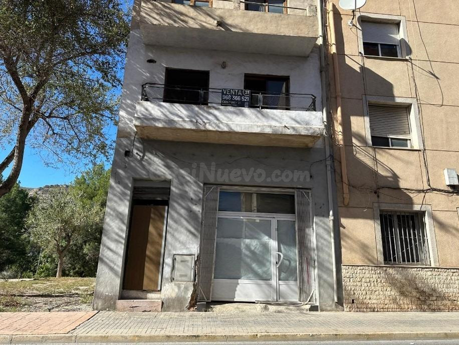 Amplio Local Comercial en Elda: Oportunidad Única para tu Ne