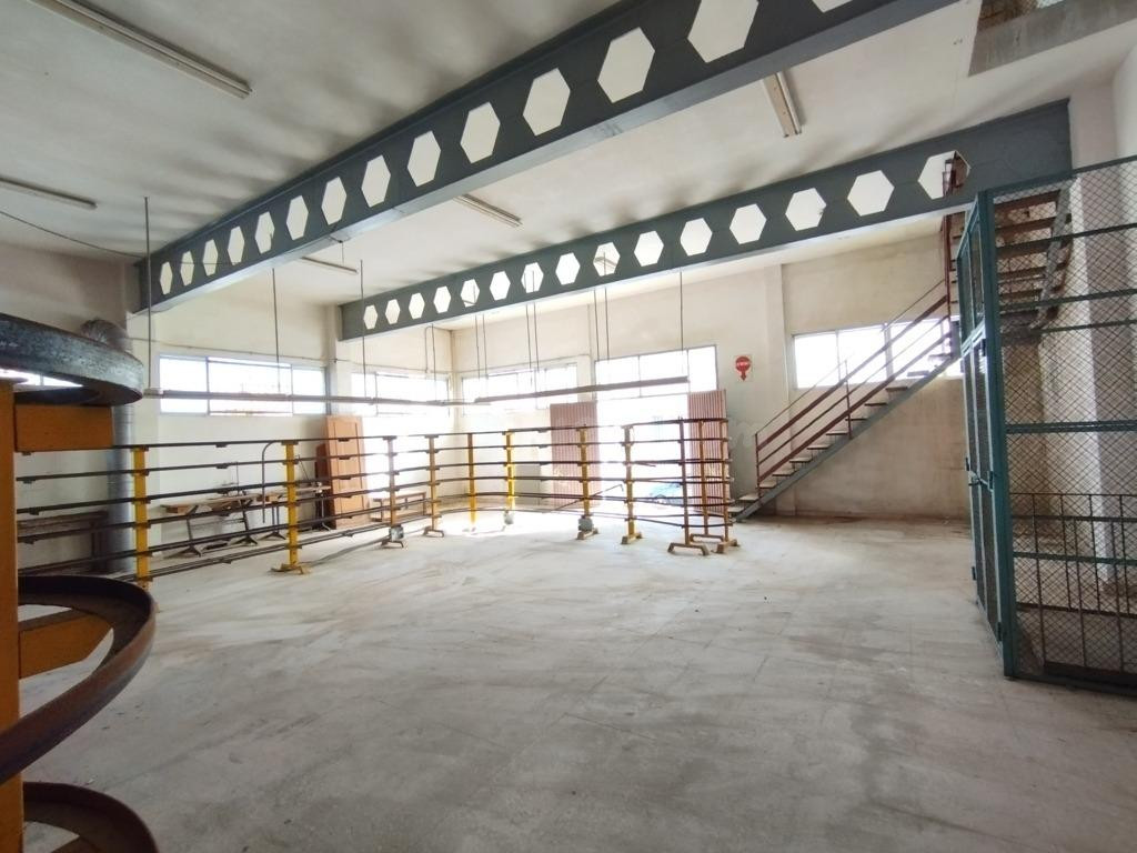 Amplia Nave Industrial de 366 m2 en Elda, Alicante