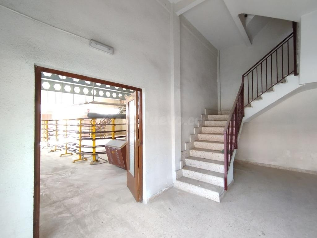 Amplia Nave Industrial de 366 m2 en Elda, Alicante - foto 2