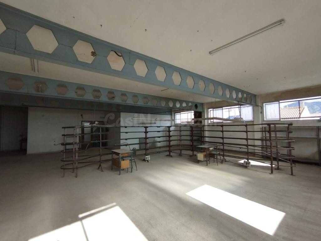 Amplia Nave Industrial de 366 m2 en Elda, Alicante - foto 4