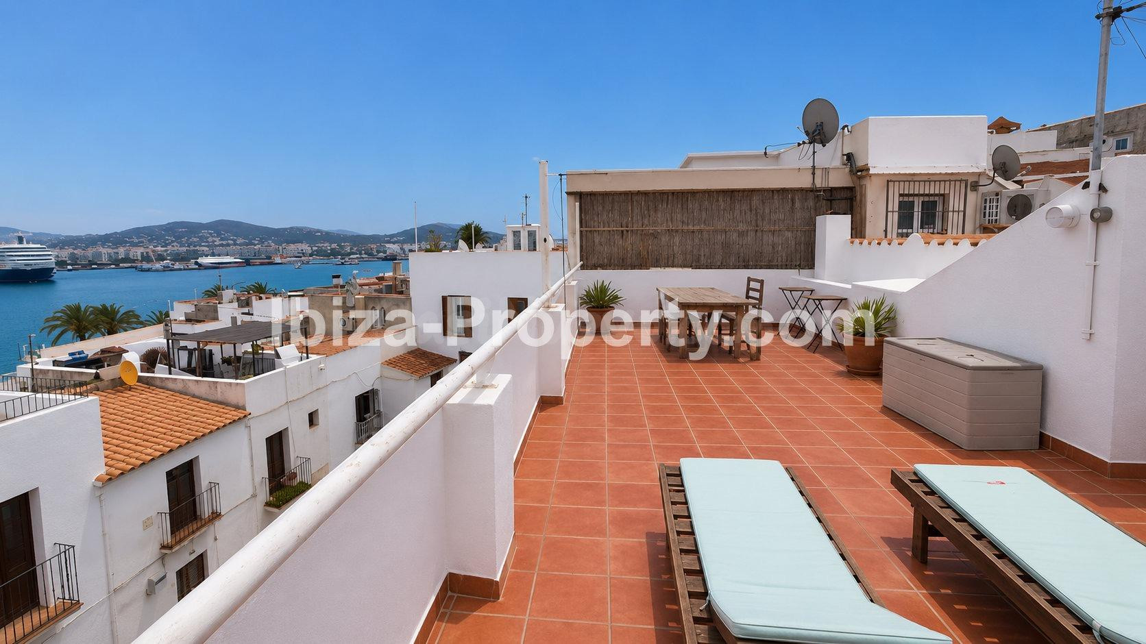 VENTA - Ático en La Marina, con solárium y vistas al puerto 