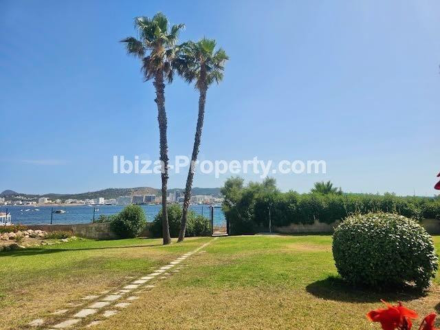VENTA – Apartamento en primera línea junto a la playa de Es 