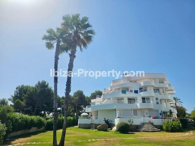 VENTA – Apartamento en primera línea junto a la playa de Es  - foto 2