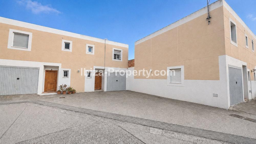 VENTA - Adosado con jardín privado en Es Viver