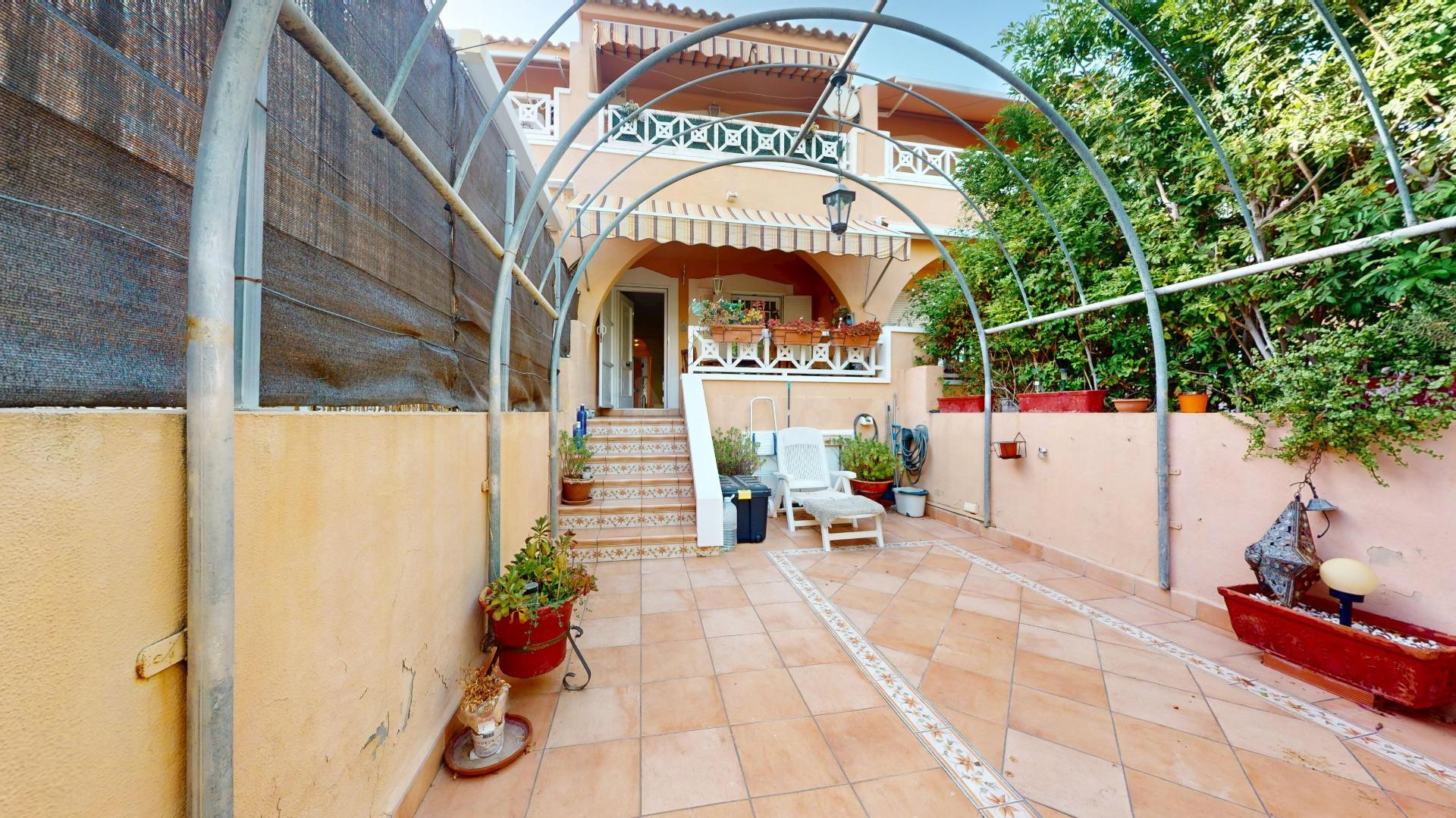 Adosado en urbanización privada en Santa Pola del Este: vive