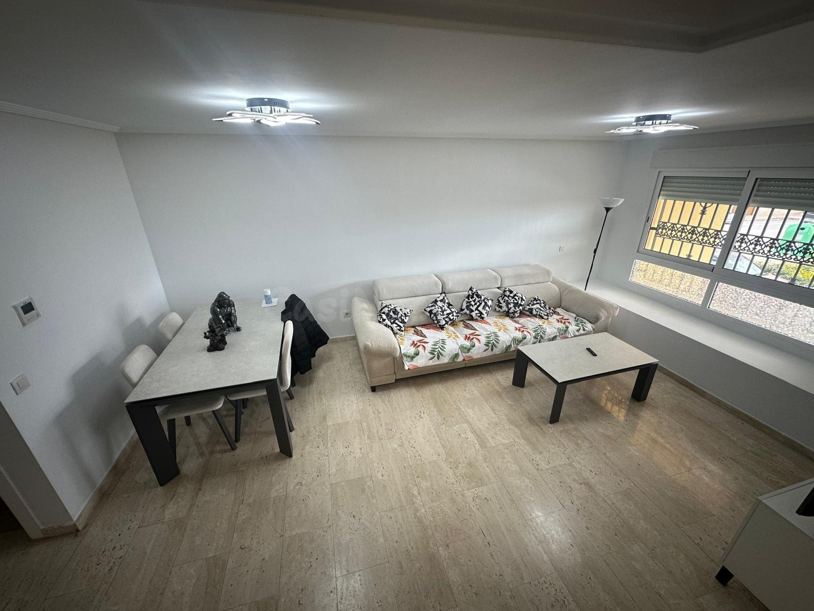 Casa adosada reformada de 254 m2 con garaje y terrazas en Mo