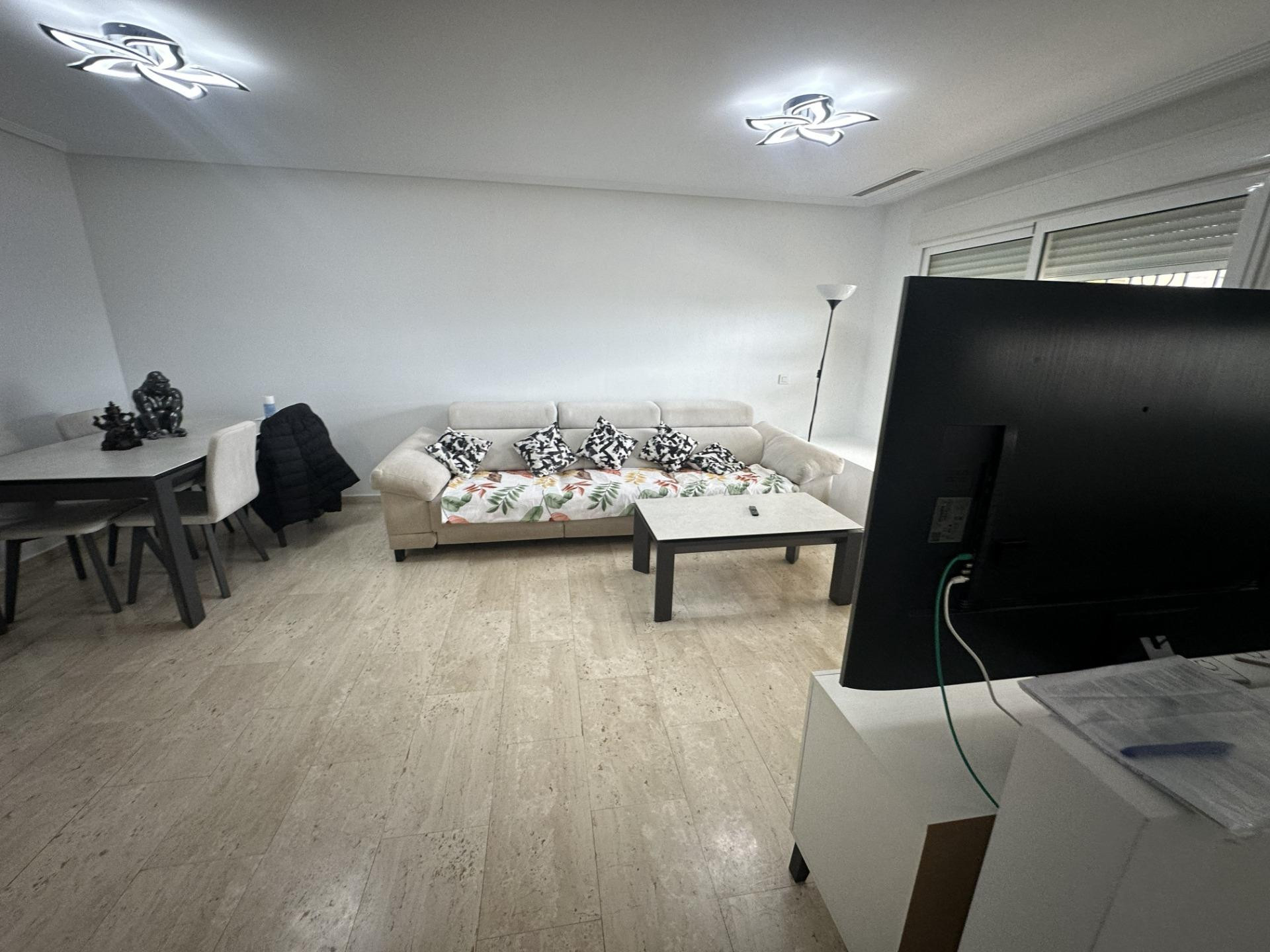 Casa adosada reformada de 254 m2 con garaje y terrazas en Mo - foto 2