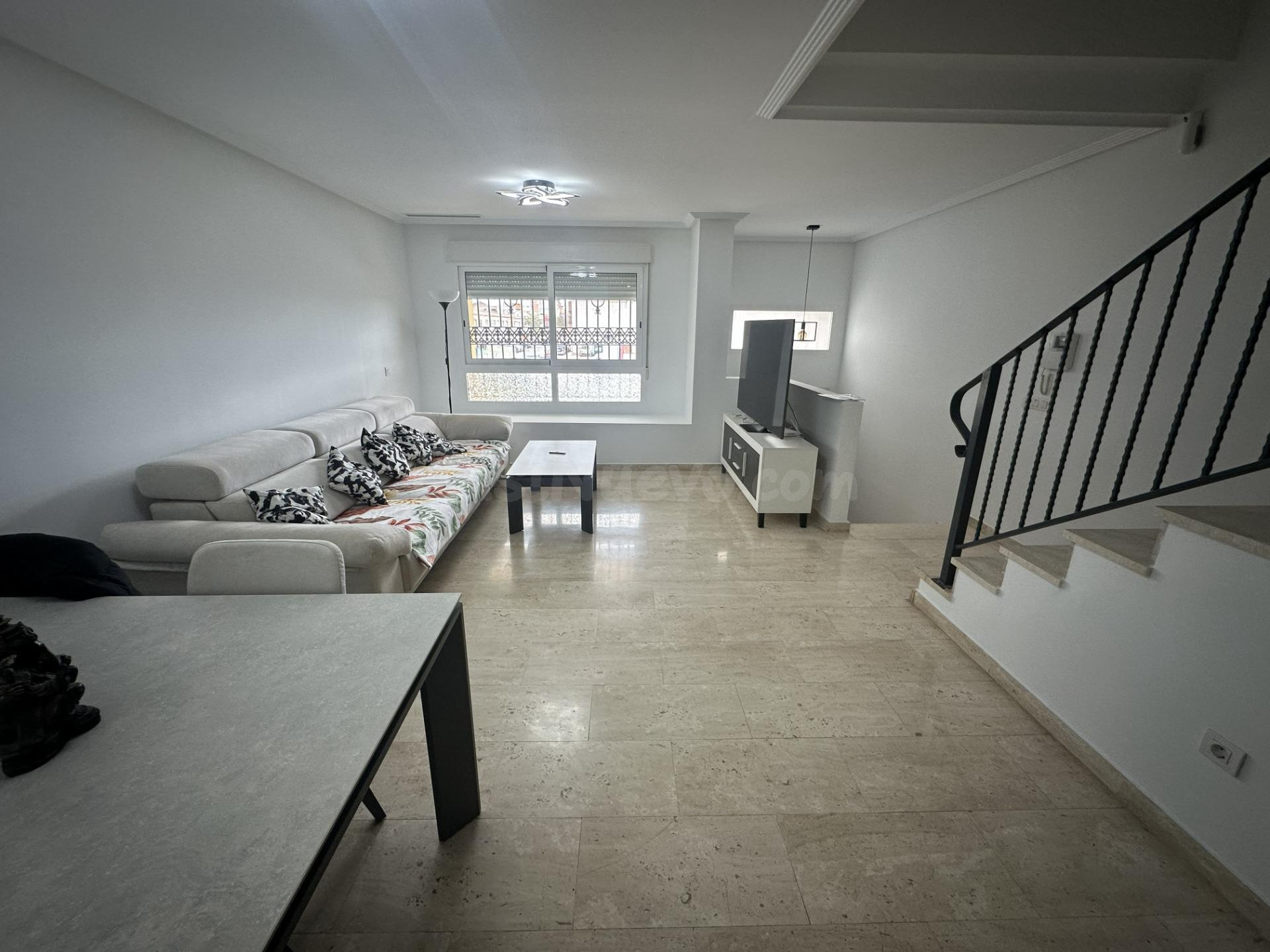 Casa adosada reformada de 254 m2 con garaje y terrazas en Mo - foto 4