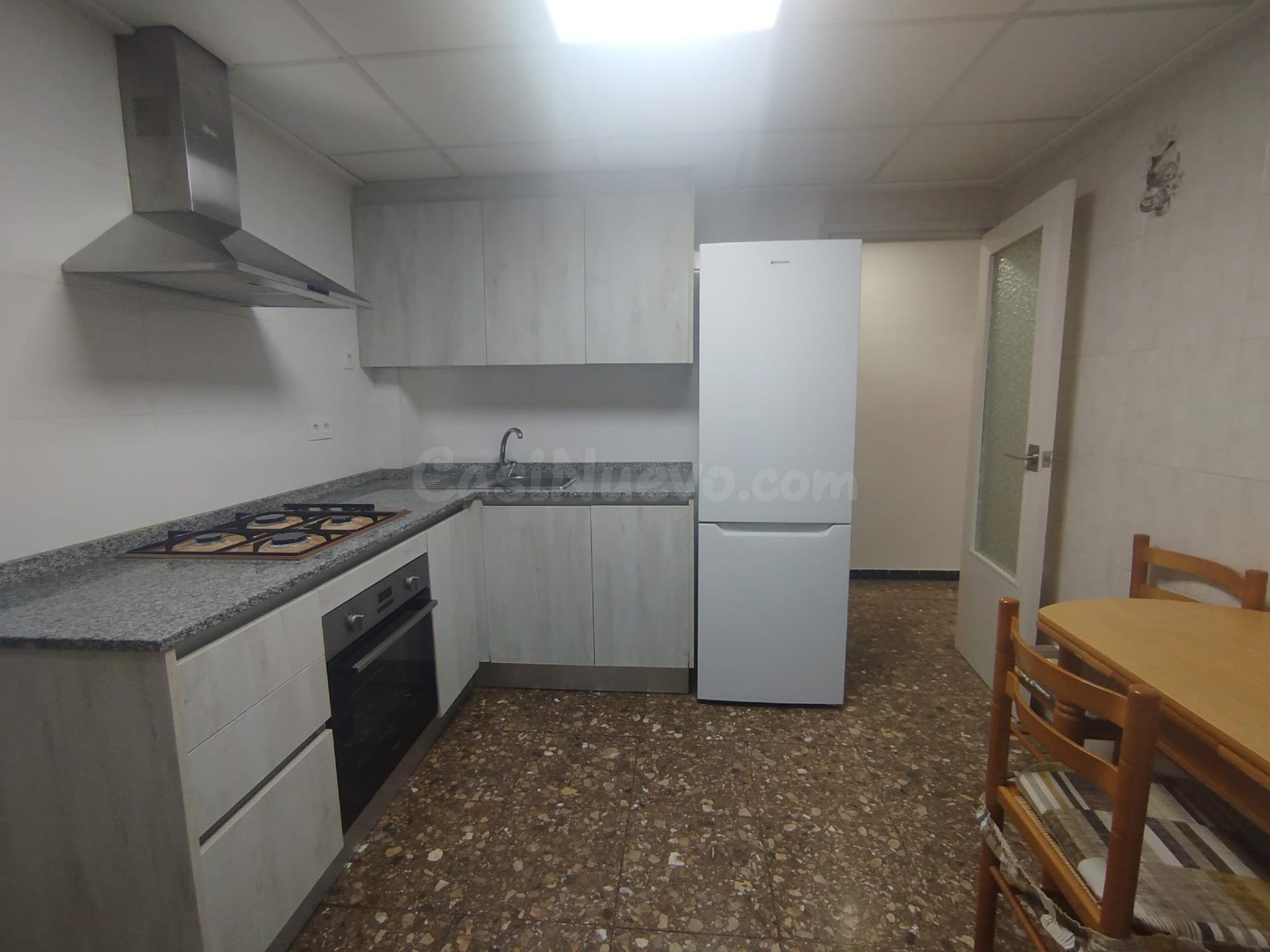 Alquiler primer piso tres habitaciones, Carrus Este.