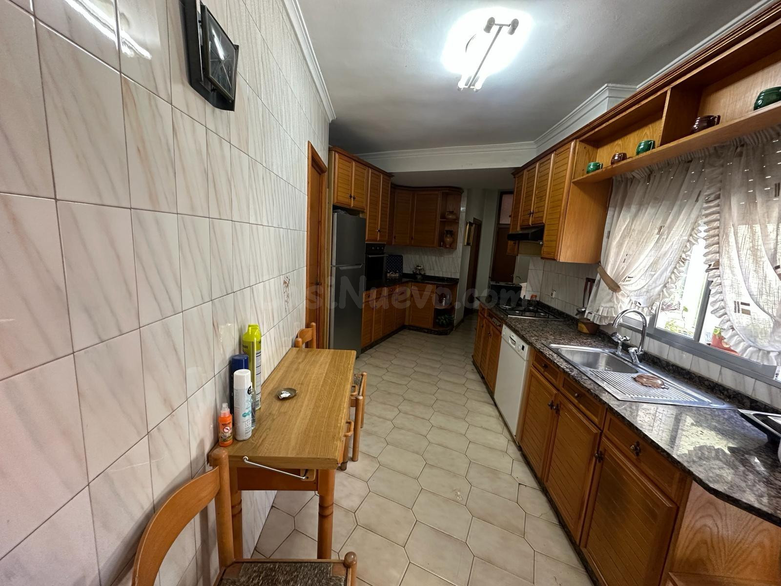 Adosado céntrico en venta – Amplio, luminoso y con chimenea - foto 4