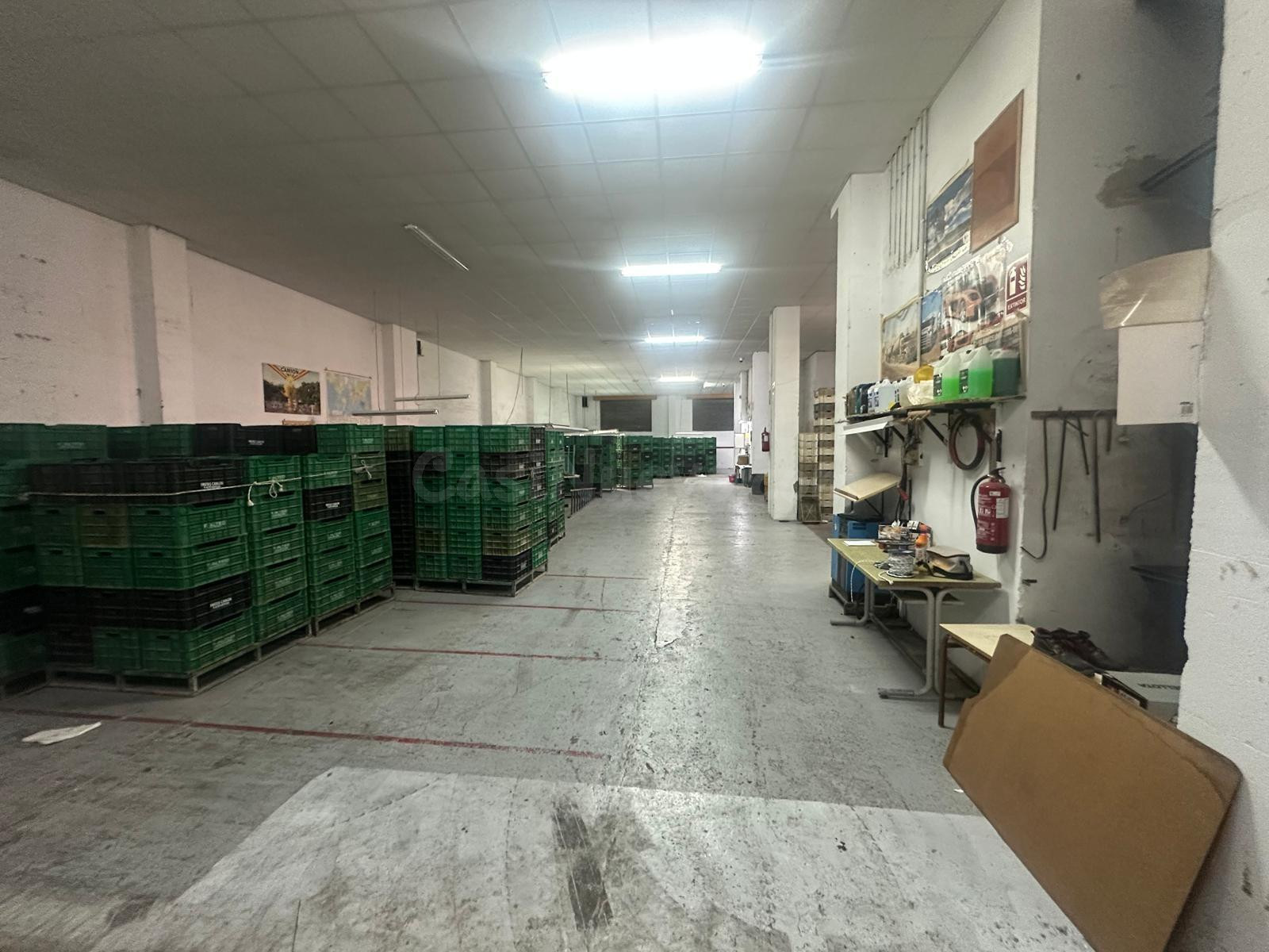 Gran almacén de 590 m2 con acceso para vehículos en Novelda