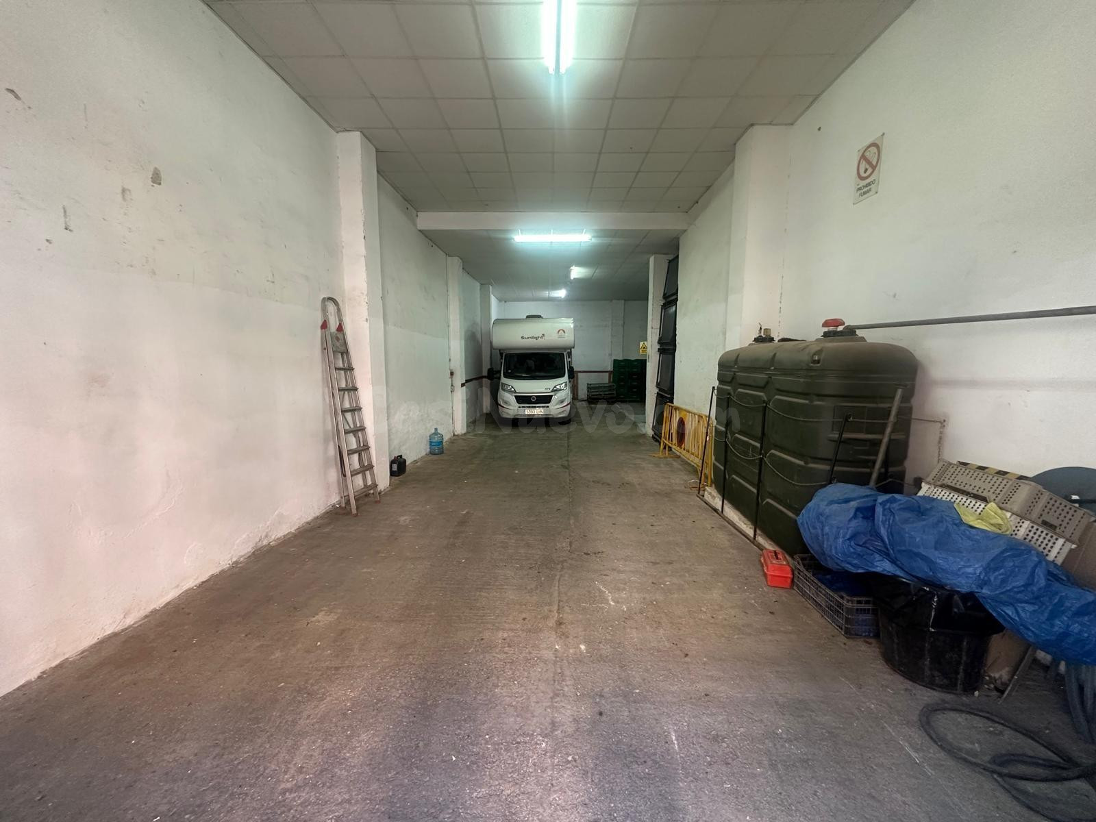 Gran almacén de 590 m2 con acceso para vehículos en Novelda - foto 4