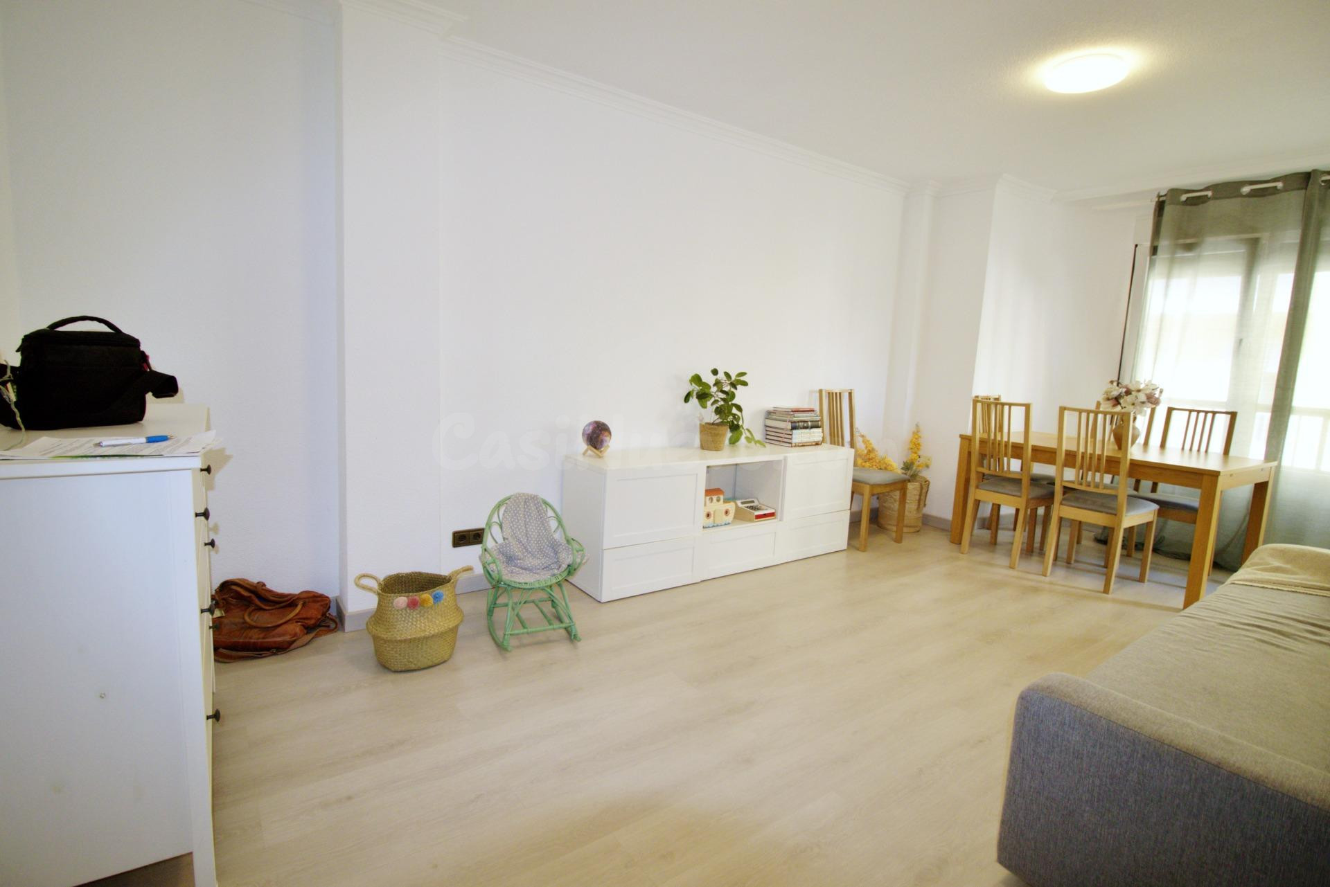 Piso reformado en venta,con solarium y patio privado, junto Plaza Crevillente (Elche)