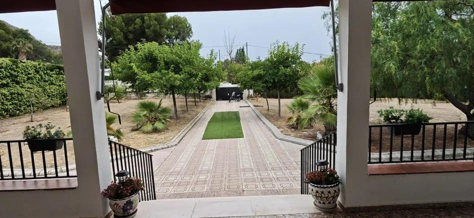 ✨ Casa/Chalet en Elda | Espacio, comodidad y tranquilidad a  - foto 2