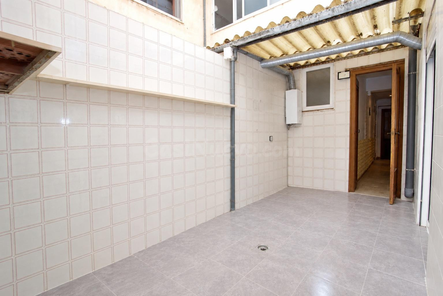 Amplia Planta Baja con Local Comercial en Zona Tranquila - foto 4