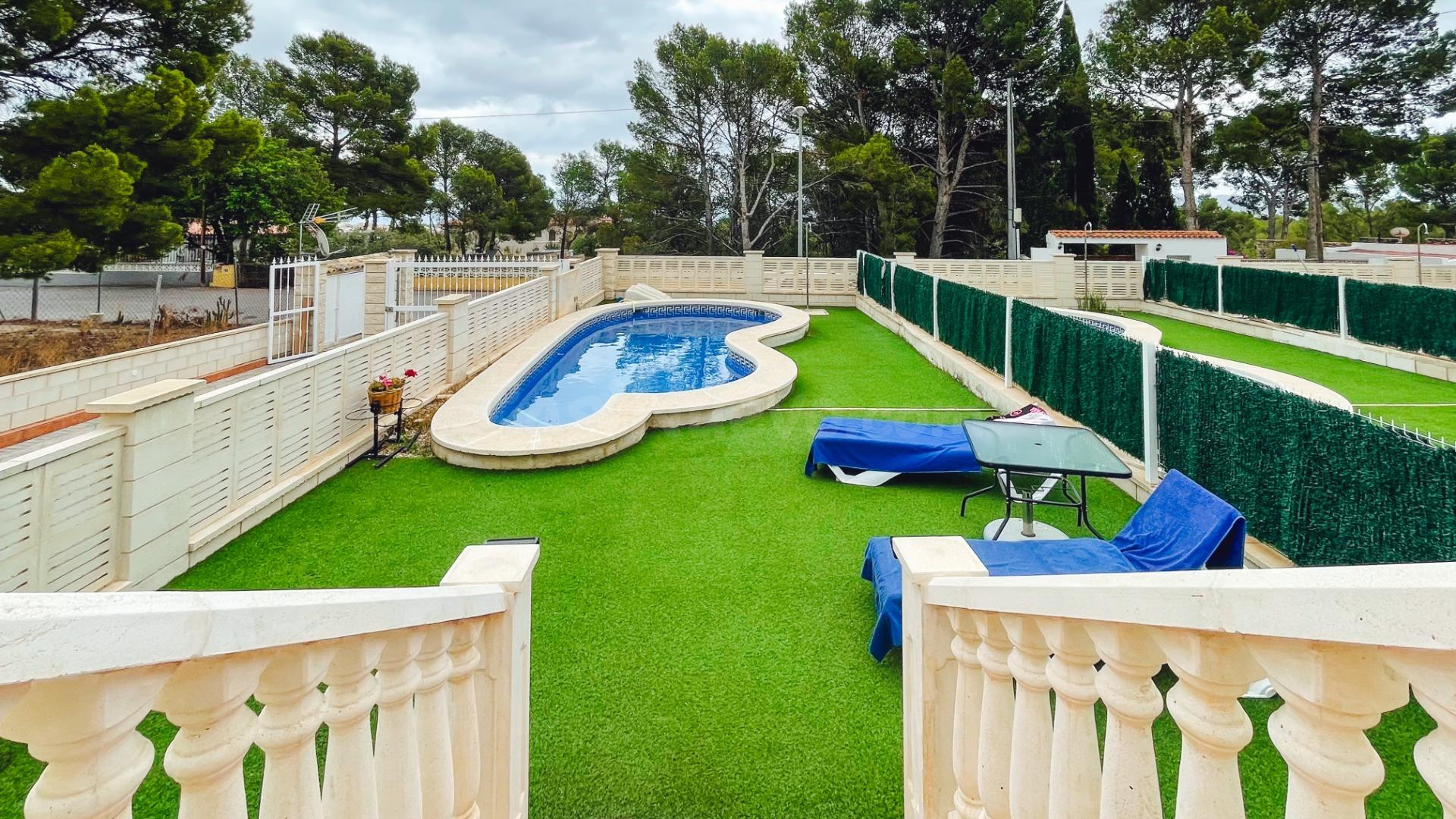 Chalet en venta en San Rafael La Nucía de 4 dormitorios, 3 baños, garaje privado y piscina propia.