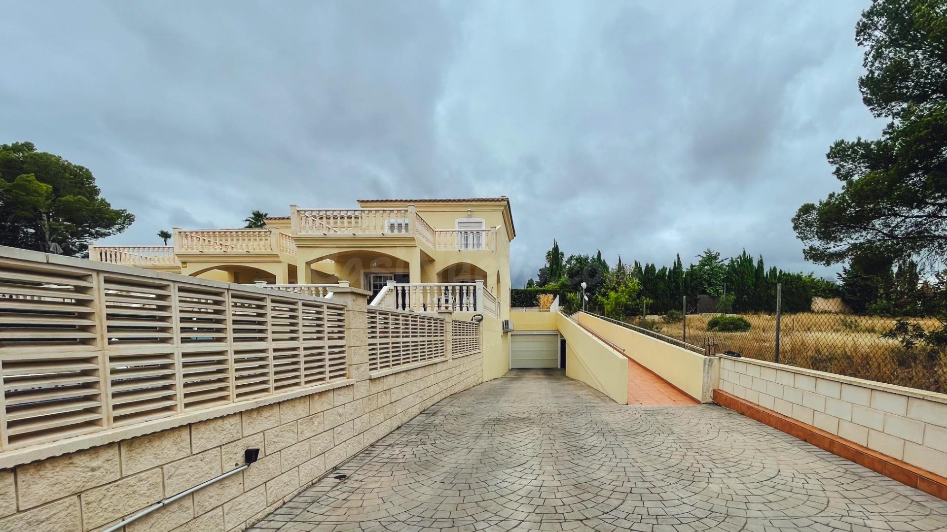 Chalet en venta en San Rafael La Nucía de 4 dormitorios, 3 baños, garaje privado y piscina propia. - foto 2