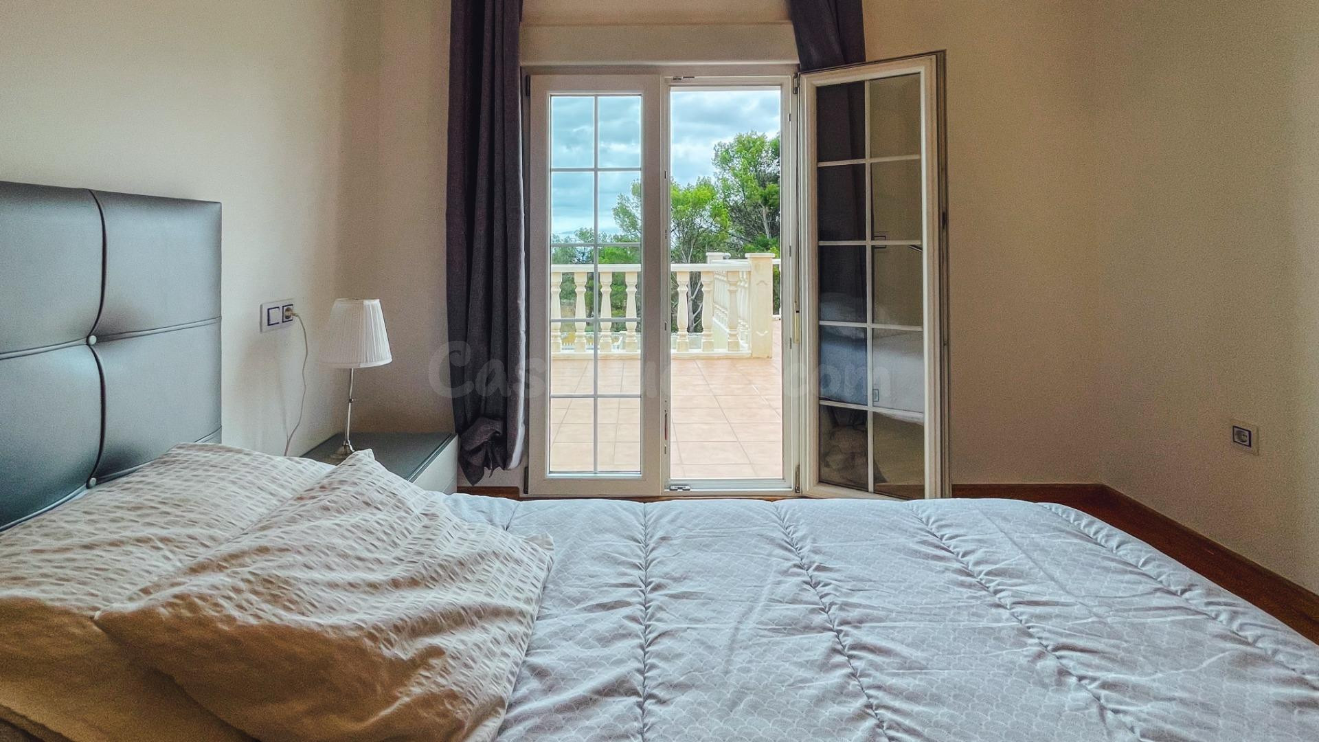 Chalet en venta en San Rafael La Nucía de 4 dormitorios, 3 baños, garaje privado y piscina propia. - foto 5