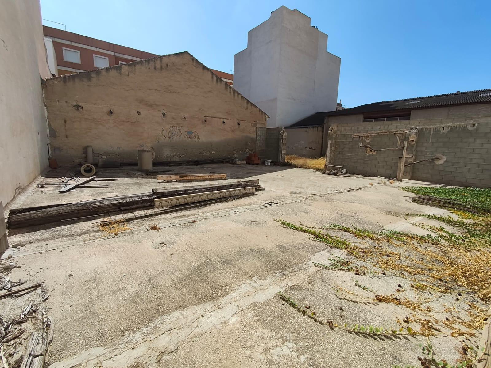 SE VENDE TERRENO PARA EDIFICAR DE 450m2 EN ZONA CENTRO FRENTE DIALPRIX