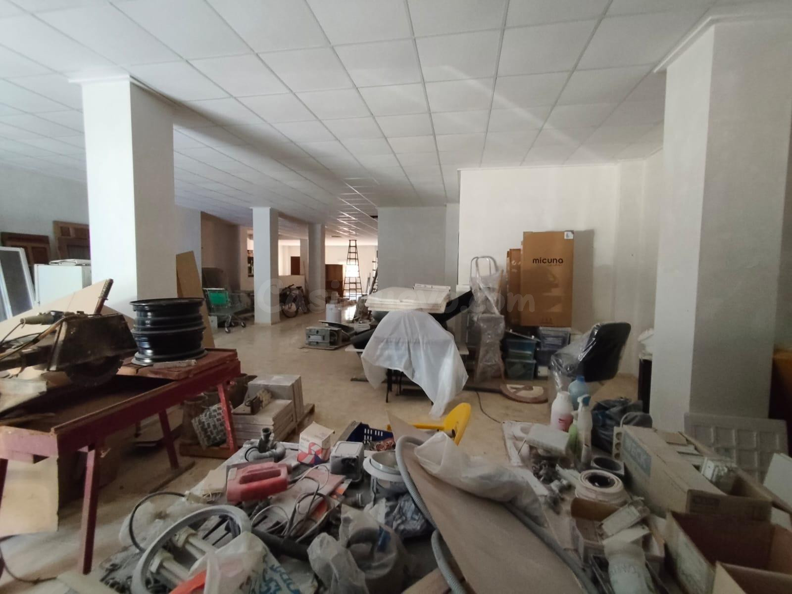 SE VENDE LOCAL COMERCIAL EN ZONA CORTES VALENCIANAS - foto 2