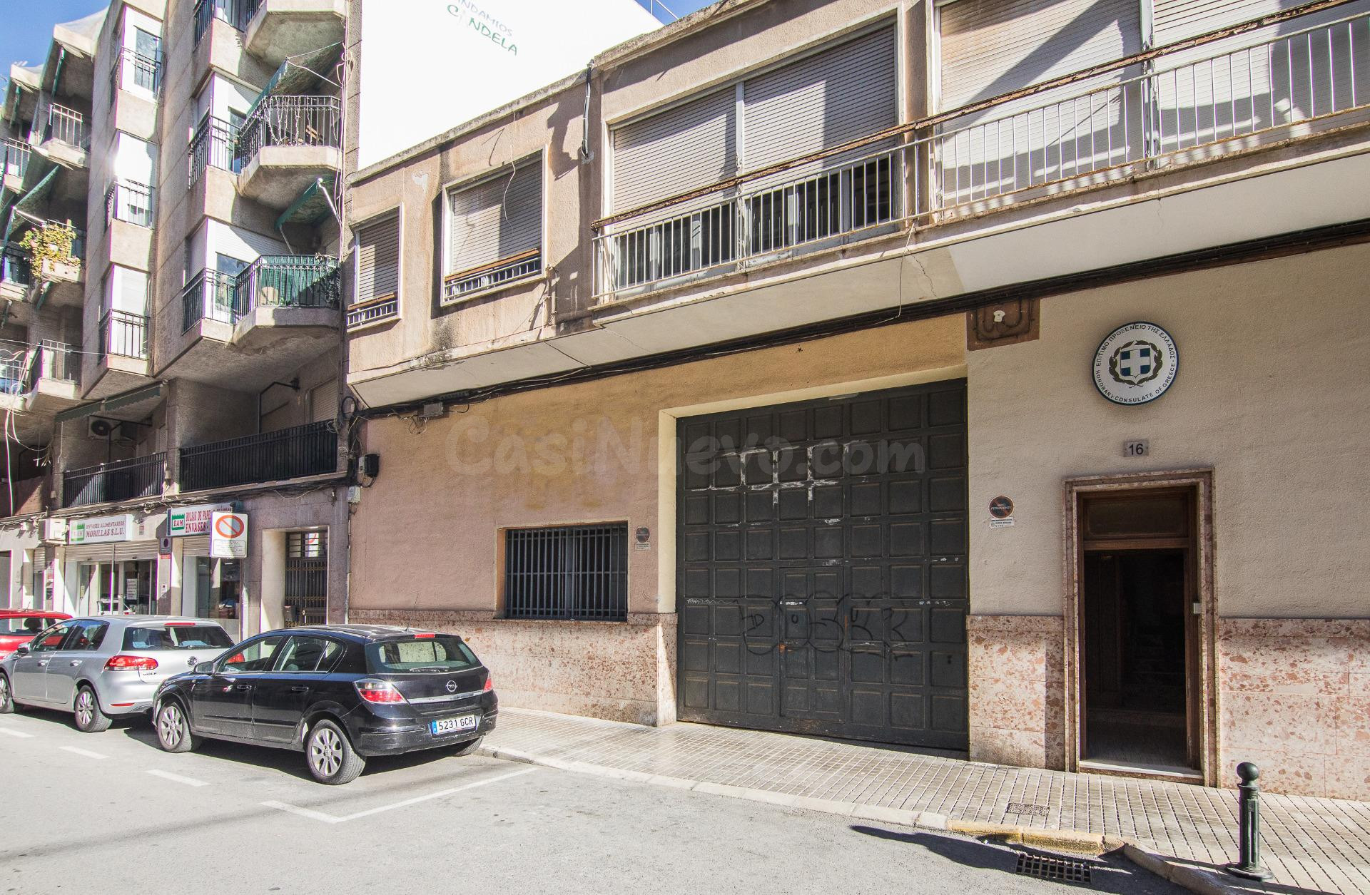 Se vende local comercial con amplio sótano ideal para cambio