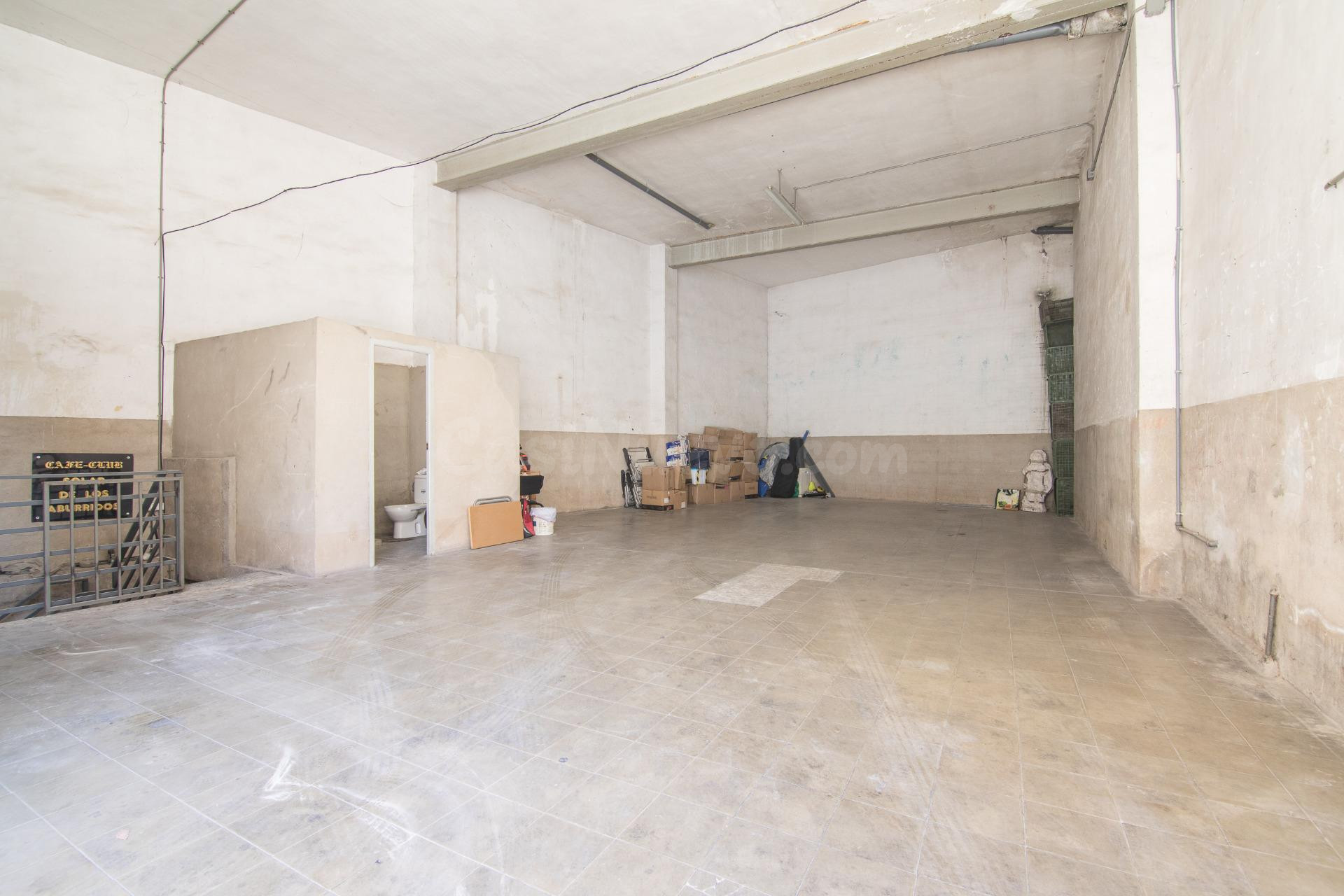 Se vende local comercial con amplio sótano ideal para cambio - foto 2