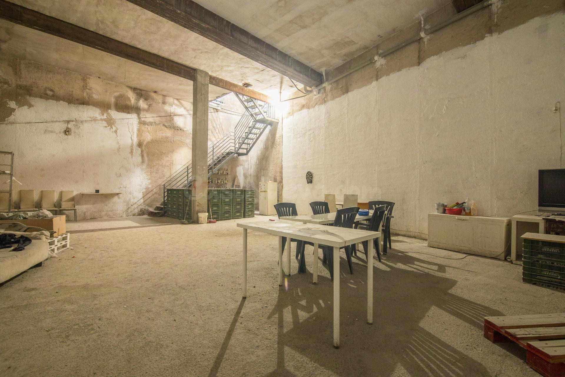 Se vende local comercial con amplio sótano ideal para cambio - foto 4